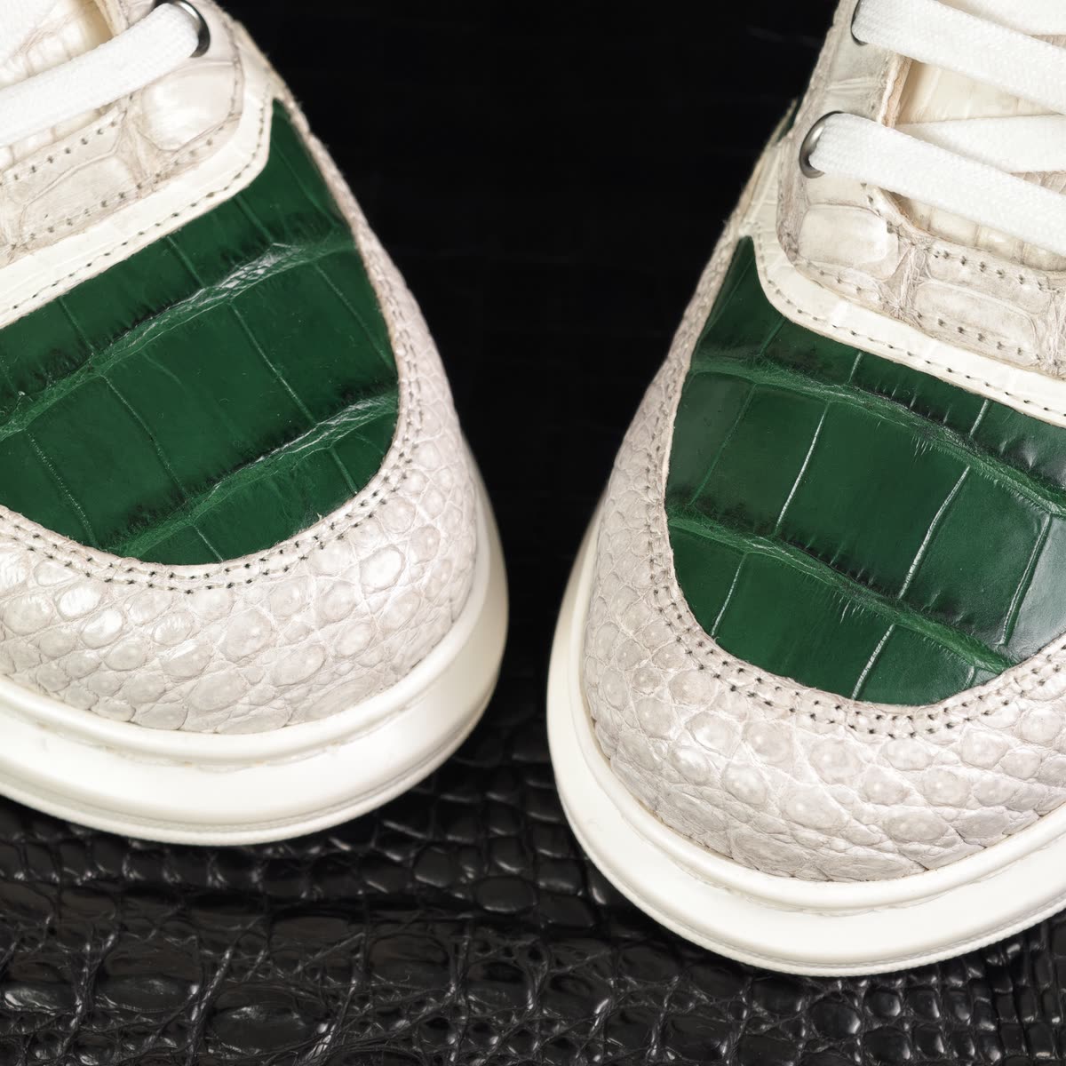 Sneaker da bụng cá sấu bạch tạng phối xanh GTT79