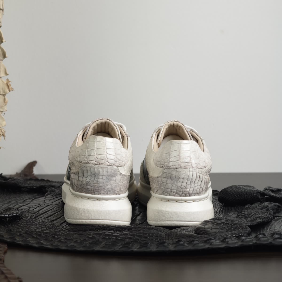 Sneaker da bụng cá sấu bạch tạng phối xanh GTT79