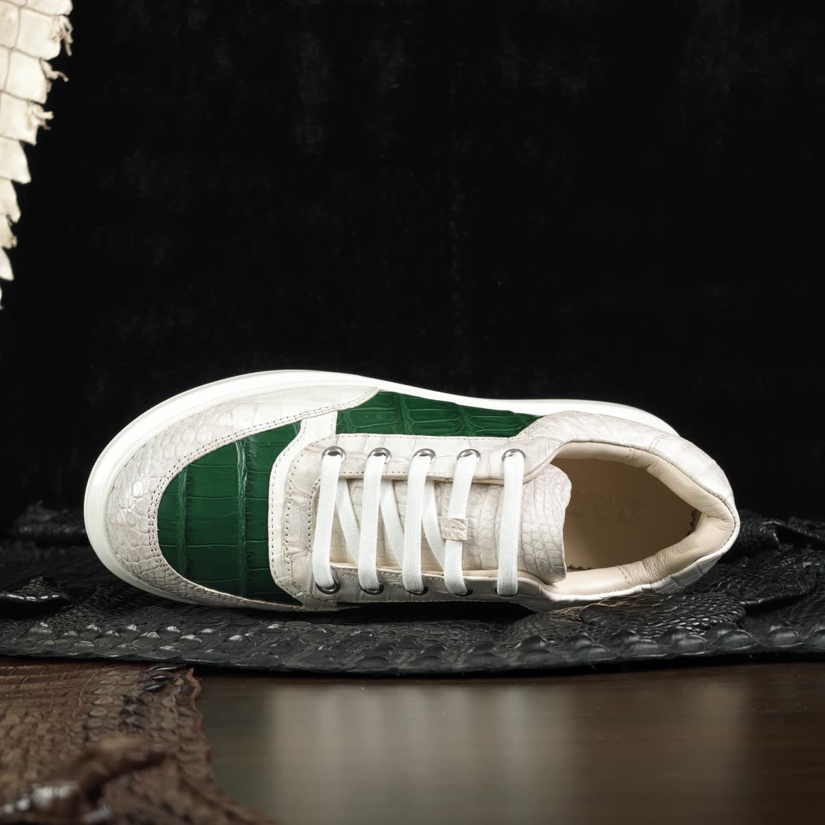 Sneaker da bụng cá sấu bạch tạng phối xanh GTT79